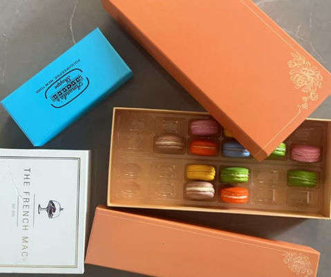 Opakowanie na prezent z makaronikami, opakowanie kartonowe na makaroniki, opakowanie plastikowe na makaroniki