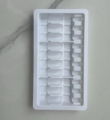 Indywidualna produkcja plastikowych tacek (tacek PET) na fiolki 2 ml z 10 dawkami, tacek na ampułki. Zapraszamy do zapytania.